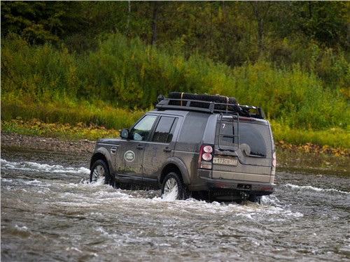 Экспедиционные автомобили Land Rover уверенно преодолели реку Чусовую
