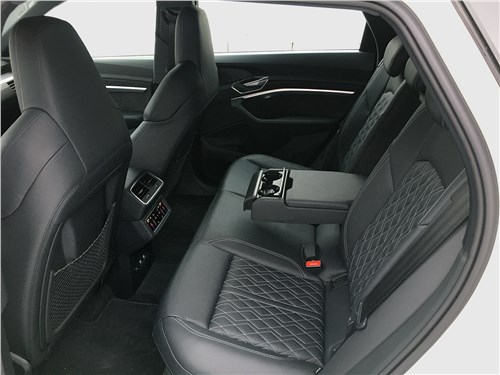 Audi e-tron (2020) задний диван