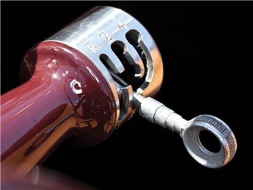 Размещенный на рулевой колонке переключатель передач полуавтоматической «коробки» — отдельный дизайнерский объект