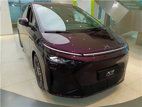 XPeng X9 вид спереди