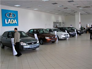 Российский рынок новых автомобилей продолжает падать