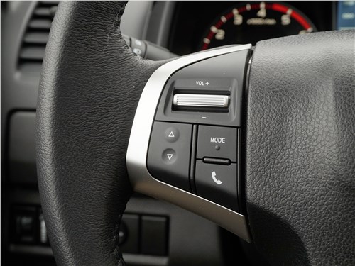 Isuzu D-Max 2016 кнопки на руле