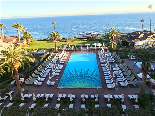 Любой приличный отель на побережье имеет изумительный бассейн с видом на Атлантику