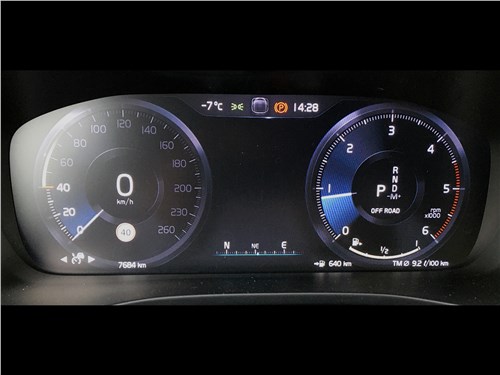 Volvo XC40 (2018) приборная панель