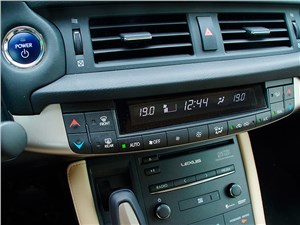 Lexus CT 200h 2014 климат-контроль