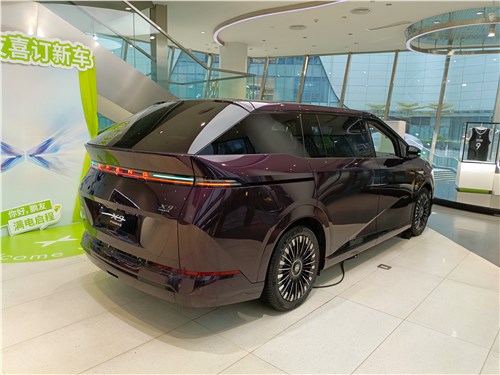 XPeng X9 вид сзади