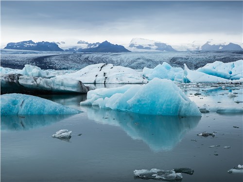 Лед в ледниках имеет яркий голубой оттенок