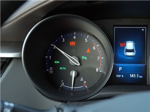 Toyota C-HR 2016 приборная панель