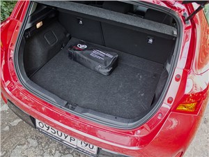 Toyota Auris 2013 багажное отделение