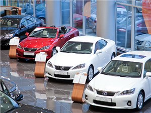 Автодилеры впервые начали приостанавливать продажи автомобилей из-за падения рубля