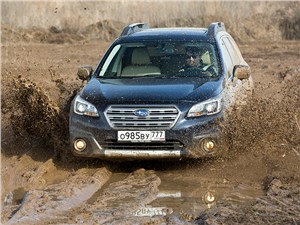 Subaru Outback 2015 вид спереди в грязи