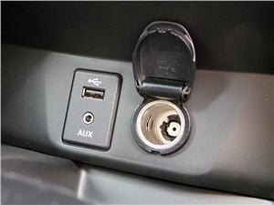 Nissan Qashqai 2014 входы USB и AUX, розетка на 12 В