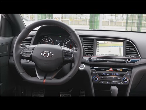 Hyundai Elantra Sport 2017 водительское место