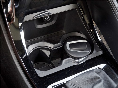 BMW X1 2016 отделение с подстаканниками 