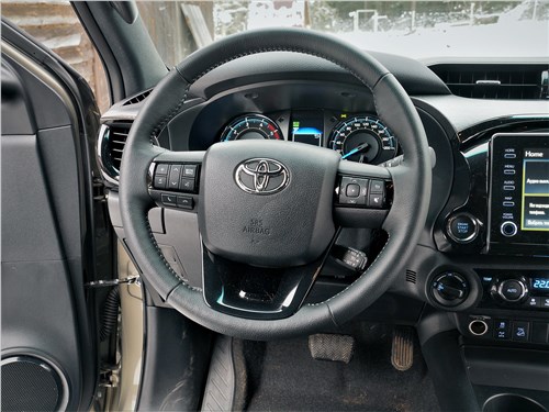 Toyota Hilux (2021) руль