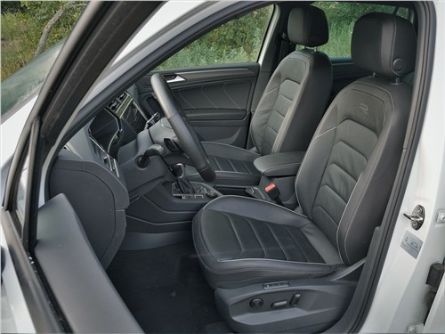 Volkswagen Tiguan R (2021) передние кресла