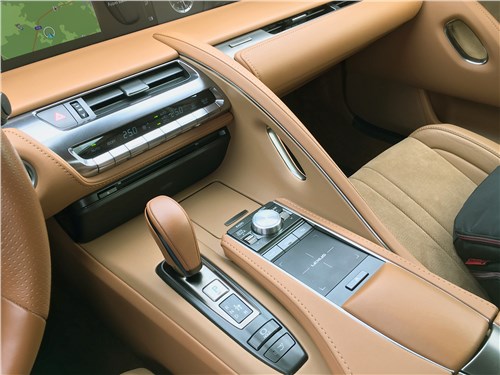Lexus LC 500 (2021) салон
