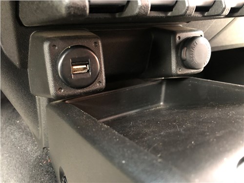 Предпросмотр suzuki jimny nomad (2024) usb-разъем и розетка 12v