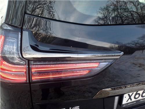 Lexus LX 2016 задний фонарь