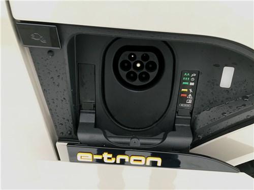 Audi e-tron (2020) зарядный разъем