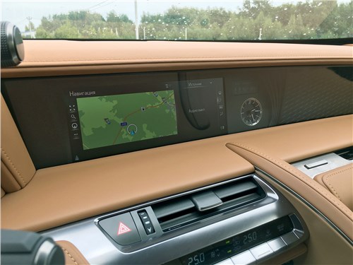 Lexus LC 500 (2021) центральный дисплей