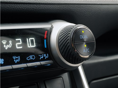 Toyota RAV4 2019 управление климатом