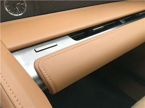 Lexus LC 500 (2021) перчаточный ящик