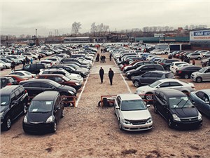 Вторичный авторынок укрепляет свои позиции на фоне спада продаж новых машин