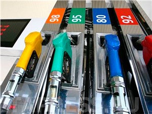 Бензин в России продолжает дешеветь