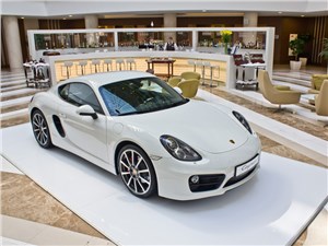 Porsche Cayman S 2013 вид спереди