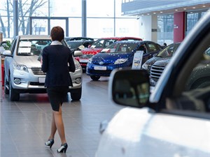 Легковые автомобили в России достигли рекордно высокой цены