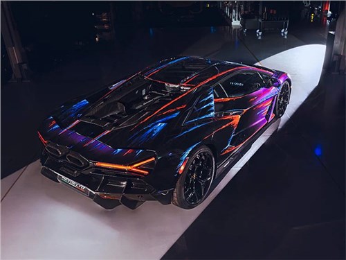 Lamborghini представила “красочную” версию Revuelto 