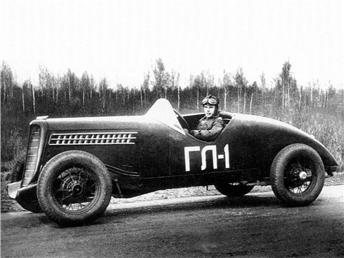 Испытатель Аркадий Николаев за рулем ГЛ-1. 1938 г.