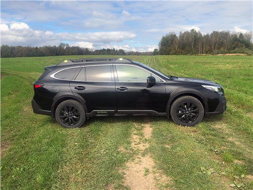 Subaru Outback (2022) вид сбоку