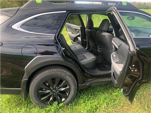 Subaru Outback (2022) задний ряд