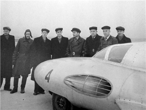 Создатели гоночного автомобиля, А.А. Смолин — четвертый справа