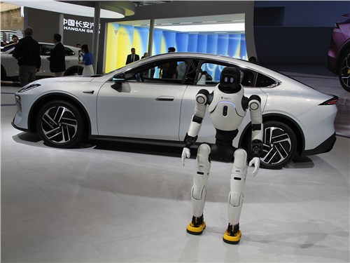 Танцующий робот на стенде Changan 