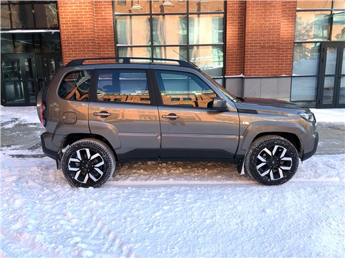 Предпросмотр lada niva travel (2025) вид сбоку