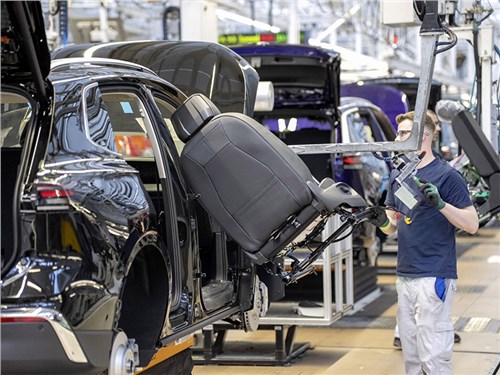 Интересный факт: Volkswagen нанимает больше людей, но производит меньше машин, чем Toyota