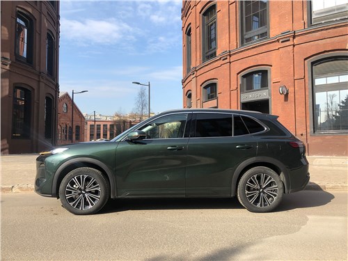 Geely EX5-EM-i (2025) вид сбоку