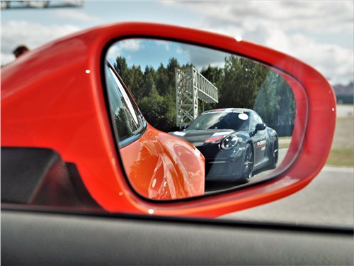 Porsche Cayman GT4 (2020) боковое зеркало