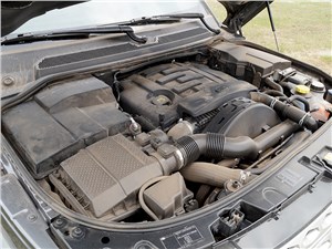 Land Rover Discovery 2014 моторный отсек
