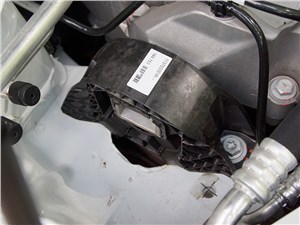 Nissan Almera 2014 правая опора двигателя 