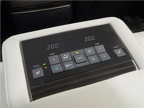 Lexus LX 2016 пульт управления климатом в задней части салона