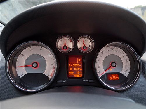 Peugeot 408 2012 приборная панель