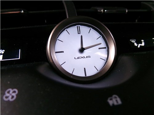 Lexus NX 2018 часы