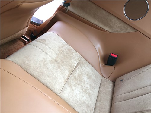 Lexus LC 500 (2021) задний диван