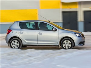 Renault Sandero 2013 вид сбоку