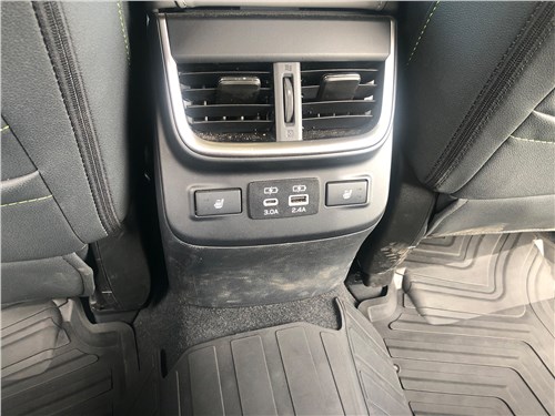 Subaru Outback (2022) задний ряд