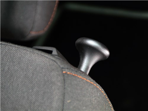 Lada Vesta 2015 рукоятка фиксации спинки заднего дивана